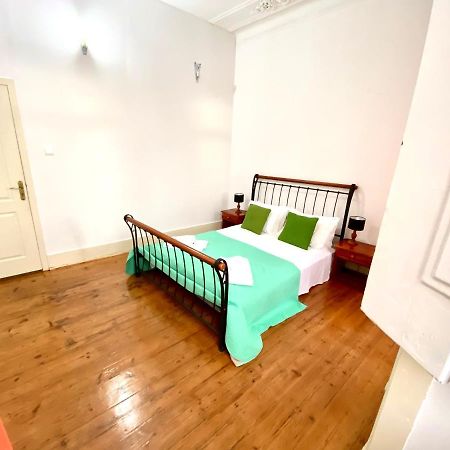 Artdeco Chiado 4 - Large Comfortable Double Room With Shared Bathroom 리스본 외부 사진