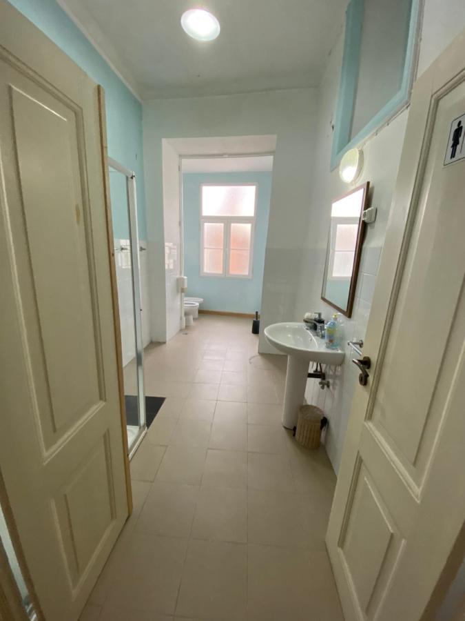 Artdeco Chiado 4 - Large Comfortable Double Room With Shared Bathroom 리스본 외부 사진