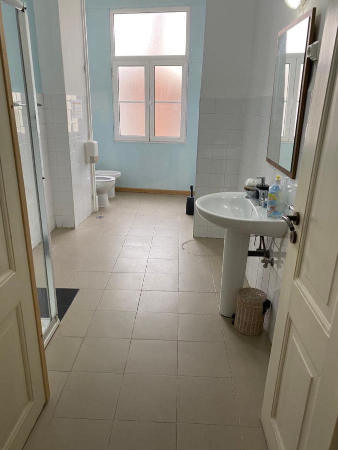Artdeco Chiado 4 - Large Comfortable Double Room With Shared Bathroom 리스본 외부 사진
